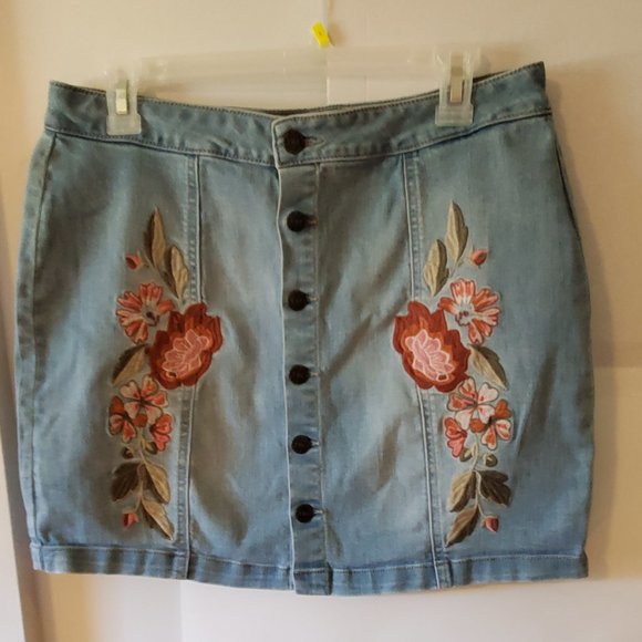 Guess Women's Blue Denim Mini Skirt Embroidered Floral Applique Button Up Size L - Picture 2 of 13